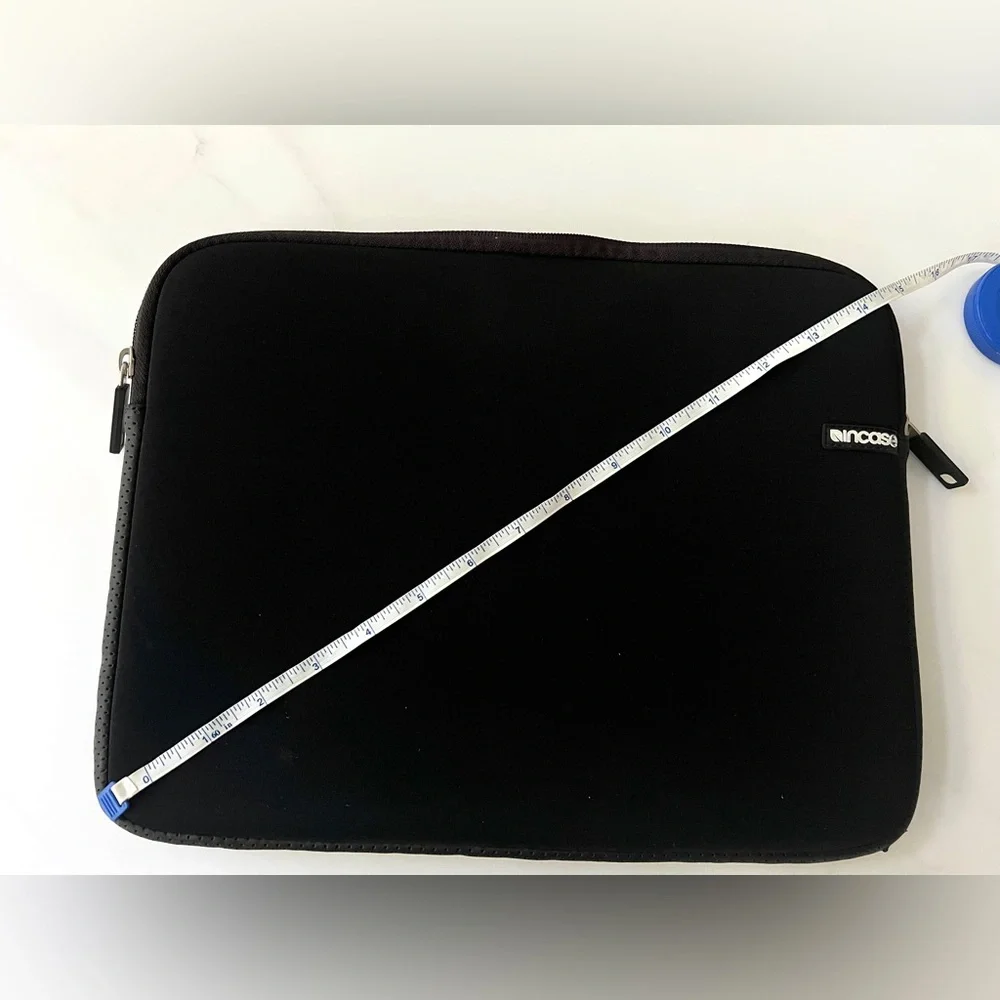Incase Classic form cushioned laptop case Sleeve 13in Black
